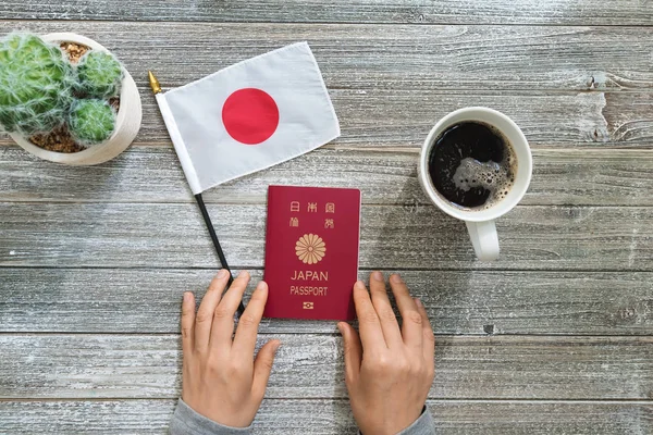 Pasaporte japonés en un escritorio de madera — Foto de Stock