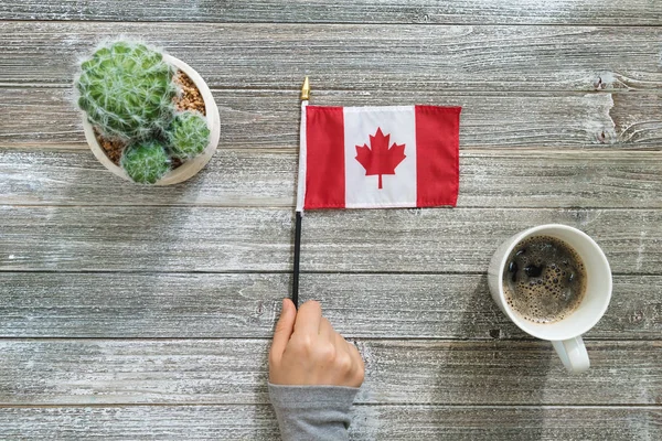 Καναδική σημαία σε ένα τραπέζι γκρι — Φωτογραφία Αρχείου