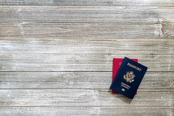 美国和日本护照在一张木桌上 — 图库照片