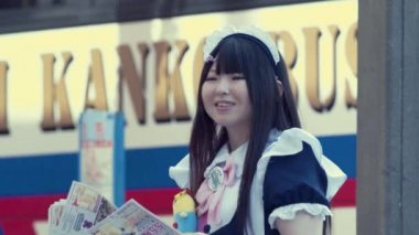 Kadın hizmetçi kafeterya Akihabara müşterilerine solicits.