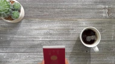 Japon bir pasaport bir masa üzerine yerleştirerek kişi