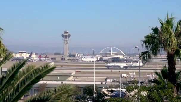 Vliegtuigen voorbereiden nemen af op Lax luchthaven in Los Angeles, Ca — Stockvideo