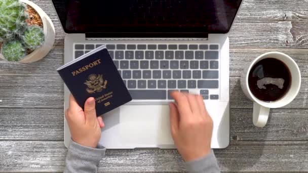 Людина з американським паспортом використання ноутбука — стокове відео