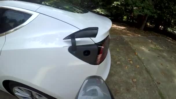 POV chargeant une Tesla Modèle 3 — Video