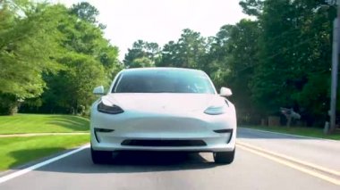 Yeni tüm elektrik Tesla Model yolda sürüş 3.