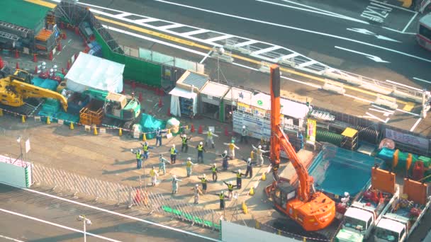 Construction workers complete morning stretches in Shibuya, Japan — Stock Video