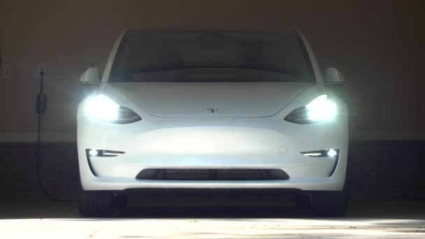 Un nuovissimo Tesla Model 3 bianco. Il modello 3 è impostato per essere il Teslas primo veicolo elettrico di massa — Video Stock