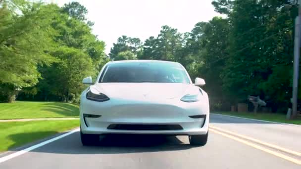 Neues Tesla Model 3 mit Elektroantrieb auf der Straße. — Stockvideo