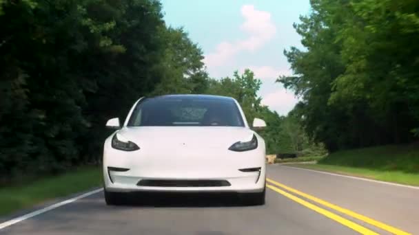 Нові всі електричні Тесла модель 3 водіння вниз по дорозі. — стокове відео