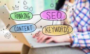 SEO kavramı ile bir dizüstü bilgisayar kullanan kadın