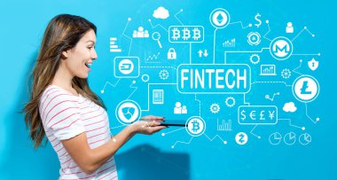 Cryptocurrency fintech tema genç kadınla tablet kullanma