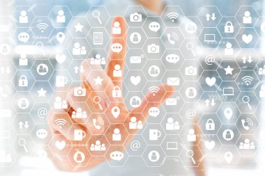 Genç adam ile sosyal medya