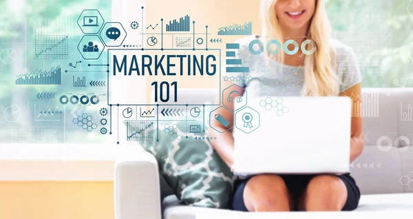 Marketing 101 com mulher usando um laptop — Fotografia de Stock