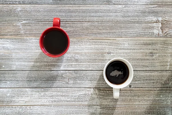 Kaffeebecher auf einem Holztisch — Stockfoto
