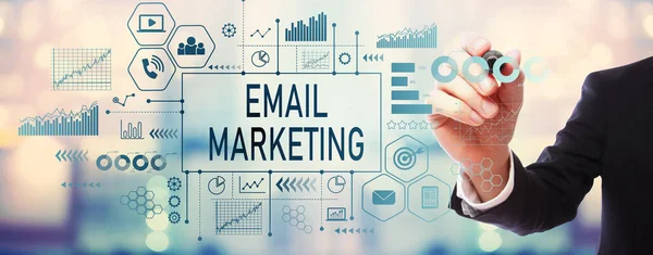 E-Mail Marketing mit Geschäftsmann — Stockfoto