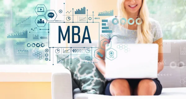 MBA com mulher usando um laptop — Fotografia de Stock