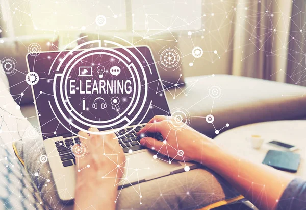 E-Learning με πρόσωπο που χρησιμοποιεί φορητό υπολογιστή — Φωτογραφία Αρχείου