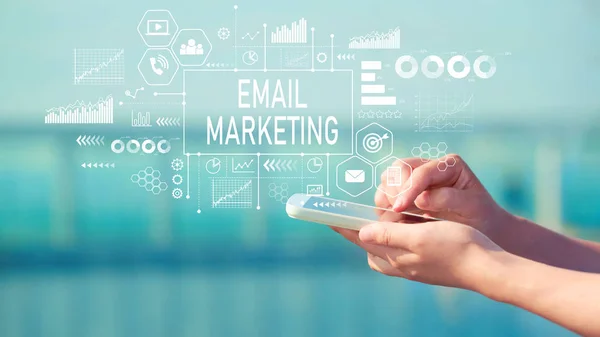 Email marketing con smartphone —  Fotos de Stock