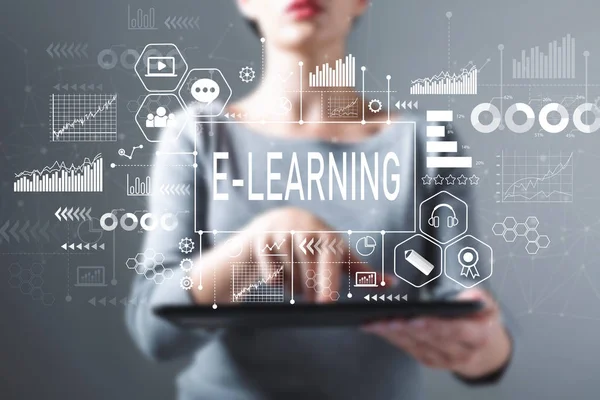 E-Learning με γυναίκα χρησιμοποιώντας ένα tablet — Φωτογραφία Αρχείου