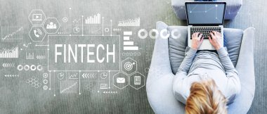 Fintech ile bir dizüstü bilgisayar kullanan adam