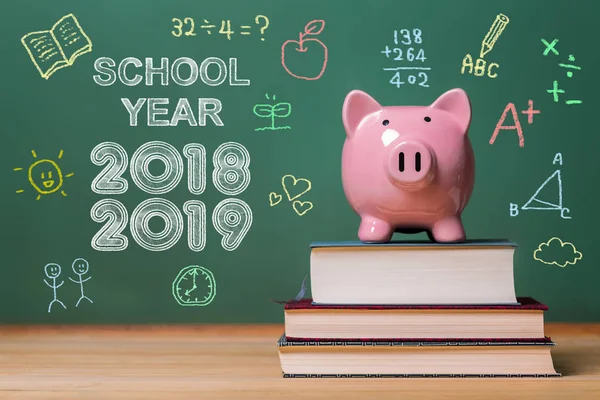 Anno scolastico 2018-2019 con salvadanaio rosa — Foto Stock