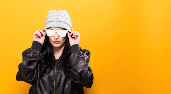 La mujer a la moda sobre el fondo sólido — Foto de Stock