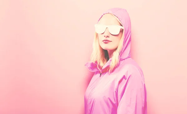 Fashionabla kvinna i regnrock och solglasögon — Stockfoto
