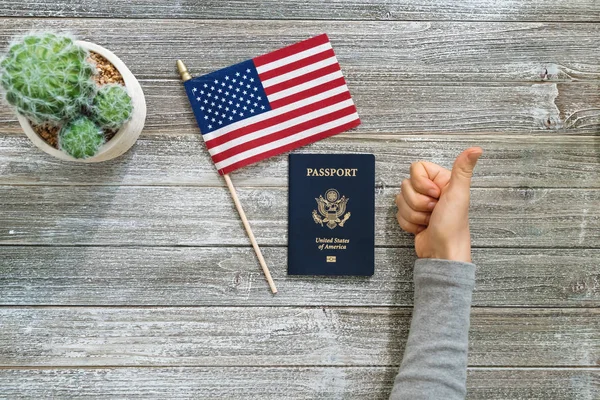 US passport with an American flag on a wooden desk — Stock Photo, Image