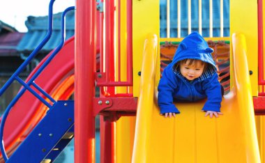 Parkta oynarken yürümeye başlayan çocuk