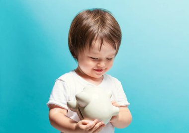 Yürümeye başlayan çocuk ile bir kumbara