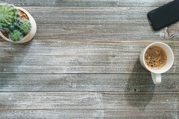 Taza de café en un escritorio de madera — Foto de Stock