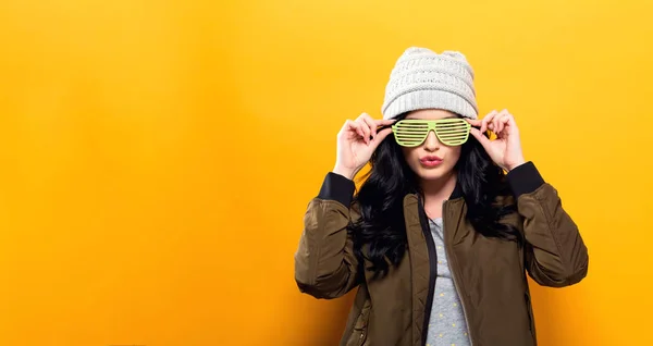 La mujer a la moda sobre el fondo sólido —  Fotos de Stock