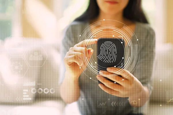 Vingerafdruk scanner technologie van vrouw met behulp van een smartphone — Stockfoto