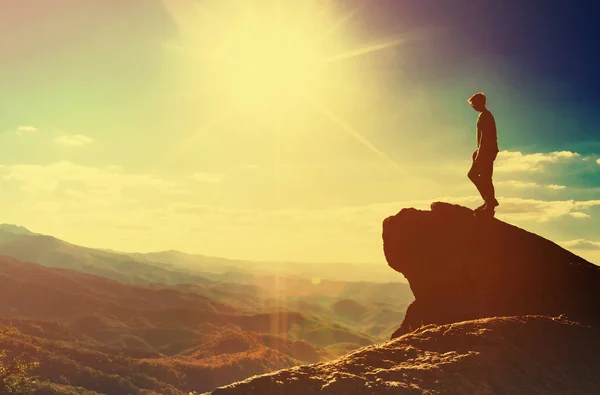 Man walking on the edge of a cliff — Stock Photo, Image