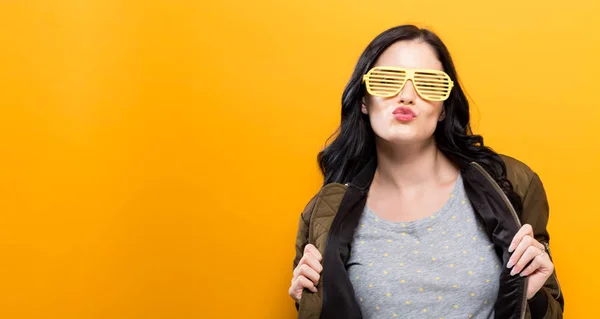 La mujer a la moda sobre el fondo sólido — Foto de Stock