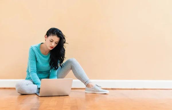 Jonge vrouw met behulp van haar laptop — Stockfoto