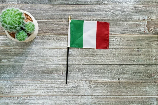 Bandera Itialiana sobre una mesa de madera gris — Foto de Stock