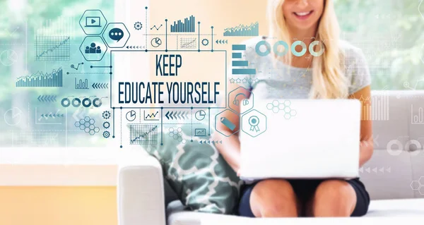 Hålla utbilda dig själv med kvinna som använder en bärbar dator — Stockfoto