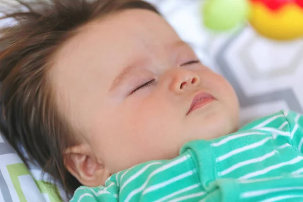 眠っている新生児男の子うたた寝 — ストック写真