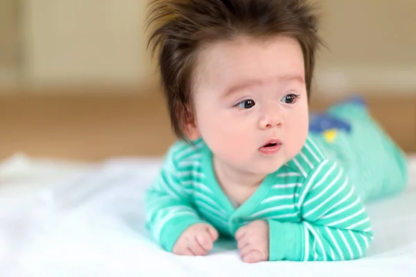 Novorozené dítě chlapec v pyžamu — Stock fotografie
