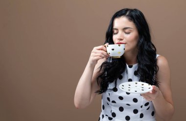 Genç bayan kahve içiyor.