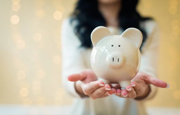 Mujer joven con una alcancía — Foto de Stock