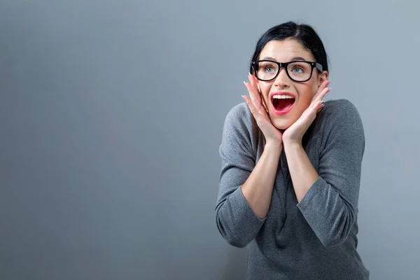 Mujer joven sorprendida posando — Foto de Stock