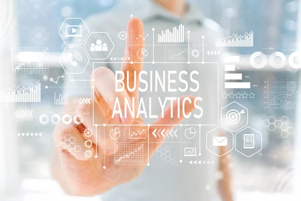 Business Analytics mit jungen Mann — Stockfoto