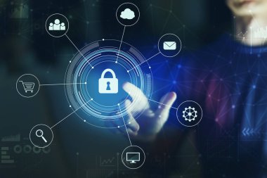 Siber güvenlik işaret eden genç adamla