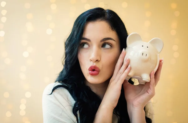 Junge Frau mit Sparschwein — Stockfoto