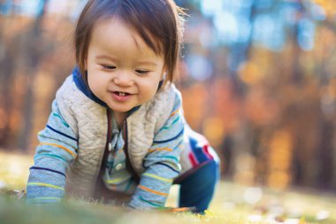 Dışında oynarken mutlu yürümeye başlayan çocuk