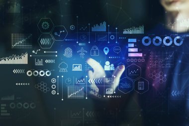 Sanal simgeler ve grafikler ile genç adam işaret