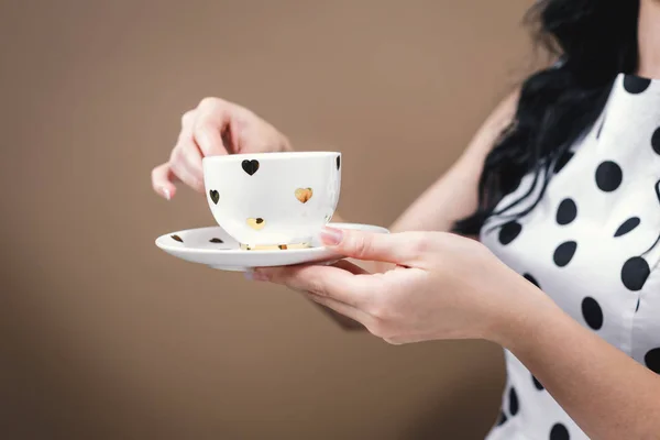 Ung kvinna som håller en kopp kaffe — Stockfoto