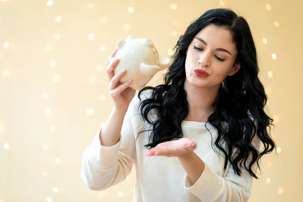 Junge Frau mit Sparschwein — Stockfoto